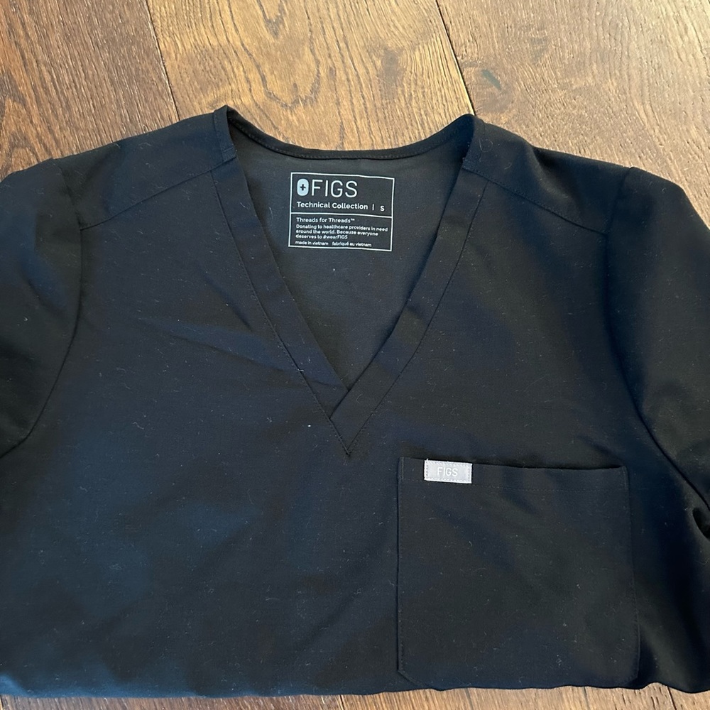 FIGs black scrub set, size small